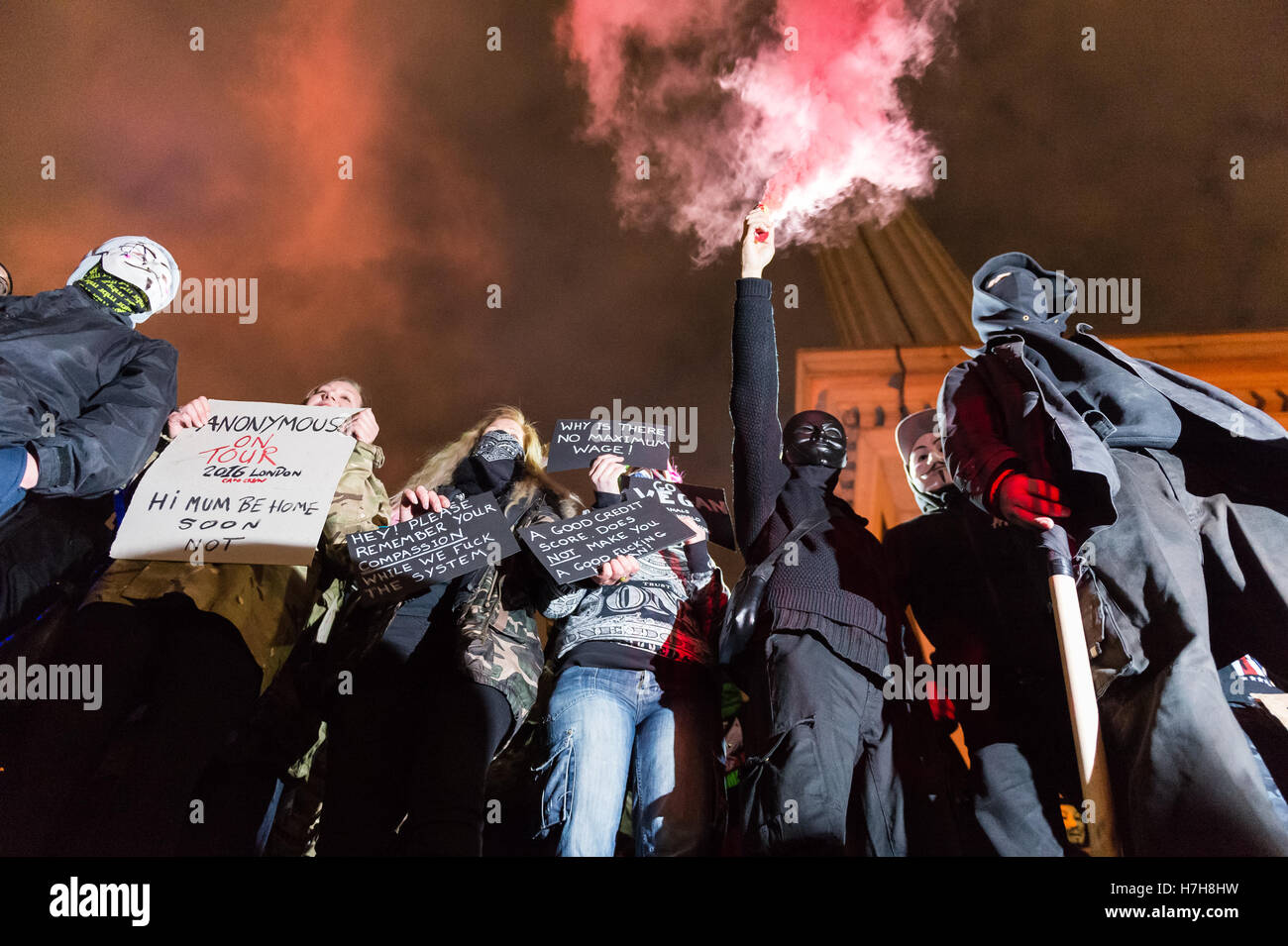 Londres, Royaume-Uni. 5e novembre 2016. Des milliers de manifestants se rassemblent dans le centre de Londres pour prendre part à l''Million annuel Mars Masque", organisé depuis 2011 par le collectif britannique anonyme. L'événement est une partie d'une anti-establishment et anti-capitaliste protester contre des problèmes tels que l'austérité, la violation des droits de l'homme, la surveillance, la politique et l'économie. Le masque de Guy Fawkes, souvent portées par les militants, est reconnue mondialement comme un symbole de l'Anonyme le mouvement. Wiktor Szymanowicz/Alamy Live News Banque D'Images