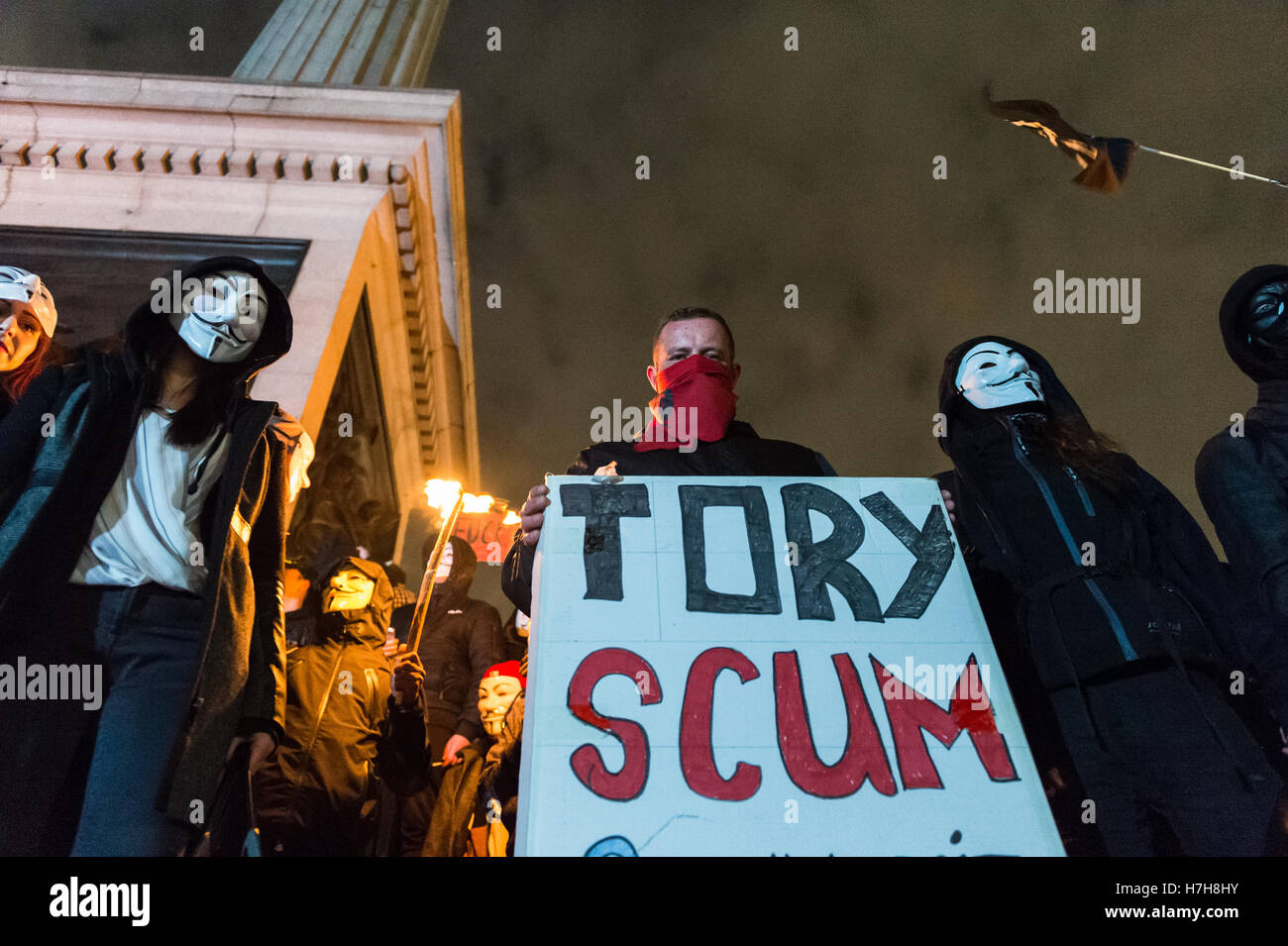 Londres, Royaume-Uni. 5e novembre 2016. Des milliers de manifestants se rassemblent dans le centre de Londres pour prendre part à l''Million annuel Mars Masque", organisé depuis 2011 par le collectif britannique anonyme. L'événement est une partie d'une anti-establishment et anti-capitaliste protester contre des problèmes tels que l'austérité, la violation des droits de l'homme, la surveillance, la politique et l'économie. Le masque de Guy Fawkes, souvent portées par les militants, est reconnue mondialement comme un symbole de l'Anonyme le mouvement. Wiktor Szymanowicz/Alamy Live News Banque D'Images