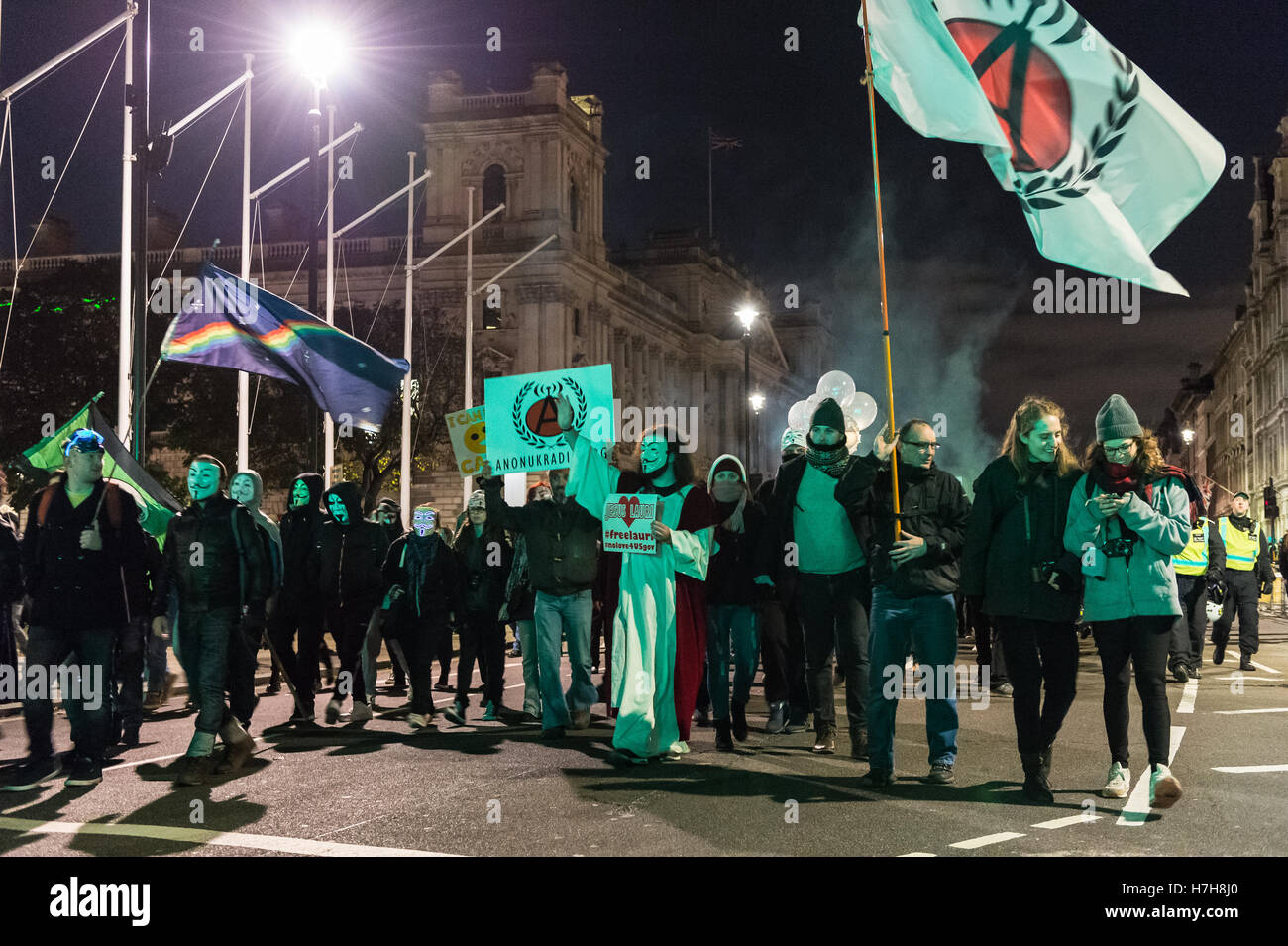 Londres, Royaume-Uni. 5e novembre 2016. Des milliers de manifestants se rassemblent dans le centre de Londres pour prendre part à l''Million annuel Mars Masque", organisé depuis 2011 par le collectif britannique anonyme. L'événement est une partie d'une anti-establishment et anti-capitaliste protester contre des problèmes tels que l'austérité, la violation des droits de l'homme, la surveillance, la politique et l'économie. Le masque de Guy Fawkes, souvent portées par les militants, est reconnue mondialement comme un symbole de l'Anonyme le mouvement. Wiktor Szymanowicz/Alamy Live News Banque D'Images
