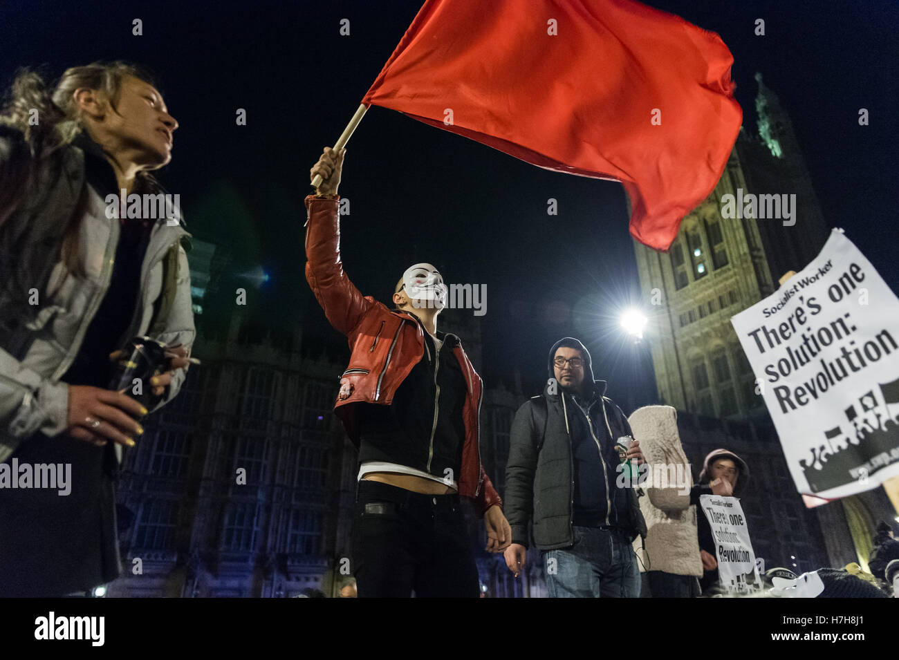 Londres, Royaume-Uni. 5e novembre 2016. Des milliers de manifestants se rassemblent dans le centre de Londres pour prendre part à l''Million annuel Mars Masque", organisé depuis 2011 par le collectif britannique anonyme. L'événement est une partie d'une anti-establishment et anti-capitaliste protester contre des problèmes tels que l'austérité, la violation des droits de l'homme, la surveillance, la politique et l'économie. Le masque de Guy Fawkes, souvent portées par les militants, est reconnue mondialement comme un symbole de l'Anonyme le mouvement. Wiktor Szymanowicz/Alamy Live News Banque D'Images