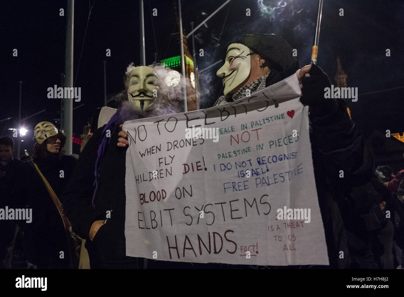 Londres, Royaume-Uni. 5e novembre 2016. Des milliers de manifestants se rassemblent dans le centre de Londres pour prendre part à l''Million annuel Mars Masque", organisé depuis 2011 par le collectif britannique anonyme. L'événement est une partie d'une anti-establishment et anti-capitaliste protester contre des problèmes tels que l'austérité, la violation des droits de l'homme, la surveillance, la politique et l'économie. Le masque de Guy Fawkes, souvent portées par les militants, est reconnue mondialement comme un symbole de l'Anonyme le mouvement. Wiktor Szymanowicz/Alamy Live News Banque D'Images