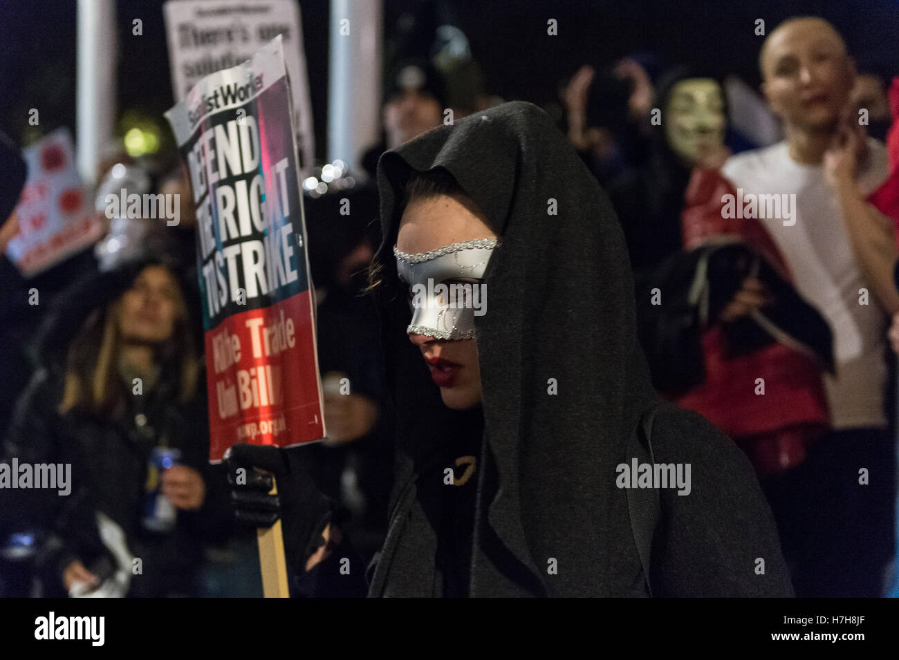 Londres, Royaume-Uni. 5e novembre 2016. Des milliers de manifestants se rassemblent dans le centre de Londres pour prendre part à l''Million annuel Mars Masque", organisé depuis 2011 par le collectif britannique anonyme. L'événement est une partie d'une anti-establishment et anti-capitaliste protester contre des problèmes tels que l'austérité, la violation des droits de l'homme, la surveillance, la politique et l'économie. Le masque de Guy Fawkes, souvent portées par les militants, est reconnue mondialement comme un symbole de l'Anonyme le mouvement. Wiktor Szymanowicz/Alamy Live News Banque D'Images