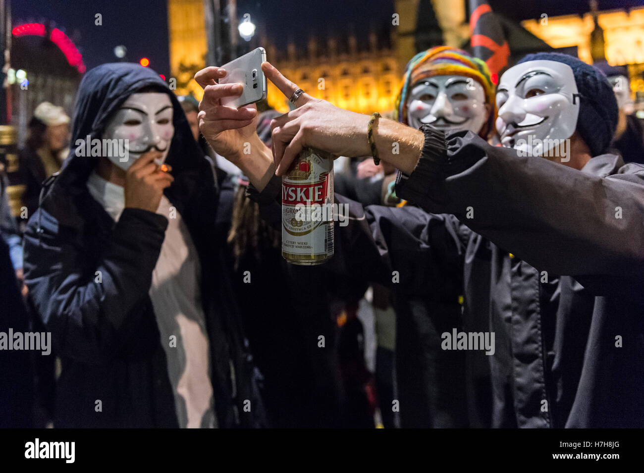 Londres, Royaume-Uni. 5e novembre 2016. Des milliers de manifestants se rassemblent dans le centre de Londres pour prendre part à l''Million annuel Mars Masque", organisé depuis 2011 par le collectif britannique anonyme. L'événement est une partie d'une anti-establishment et anti-capitaliste protester contre des problèmes tels que l'austérité, la violation des droits de l'homme, la surveillance, la politique et l'économie. Le masque de Guy Fawkes, souvent portées par les militants, est reconnue mondialement comme un symbole de l'Anonyme le mouvement. Wiktor Szymanowicz/Alamy Live News Banque D'Images