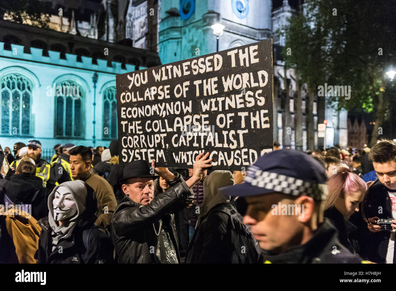 Londres, Royaume-Uni. 5e novembre 2016. Des milliers de manifestants se rassemblent dans le centre de Londres pour prendre part à l''Million annuel Mars Masque", organisé depuis 2011 par le collectif britannique anonyme. L'événement est une partie d'une anti-establishment et anti-capitaliste protester contre des problèmes tels que l'austérité, la violation des droits de l'homme, la surveillance, la politique et l'économie. Le masque de Guy Fawkes, souvent portées par les militants, est reconnue mondialement comme un symbole de l'Anonyme le mouvement. Wiktor Szymanowicz/Alamy Live News Banque D'Images
