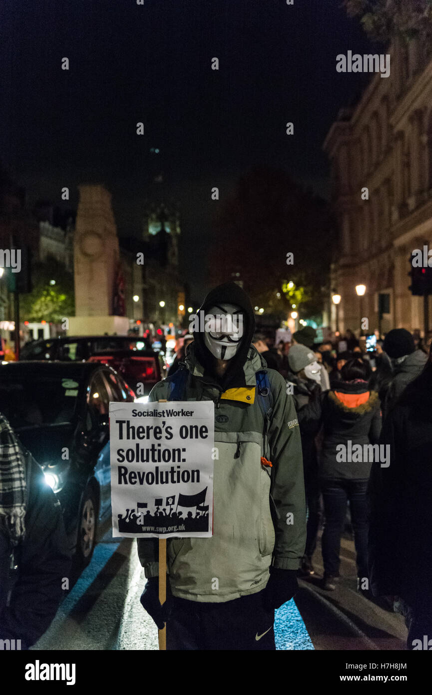 Londres, Royaume-Uni. 5e novembre 2016. Des milliers de manifestants se rassemblent dans le centre de Londres pour prendre part à l''Million annuel Mars Masque", organisé depuis 2011 par le collectif britannique anonyme. L'événement est une partie d'une anti-establishment et anti-capitaliste protester contre des problèmes tels que l'austérité, la violation des droits de l'homme, la surveillance, la politique et l'économie. Le masque de Guy Fawkes, souvent portées par les militants, est reconnue mondialement comme un symbole de l'Anonyme le mouvement. Wiktor Szymanowicz/Alamy Live News Banque D'Images