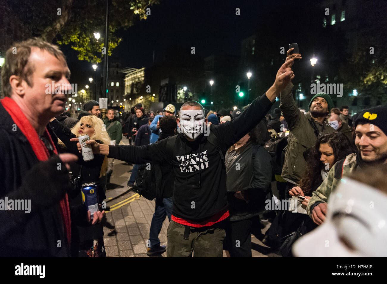 Londres, Royaume-Uni. 5e novembre 2016. Des milliers de manifestants se rassemblent dans le centre de Londres pour prendre part à l''Million annuel Mars Masque", organisé depuis 2011 par le collectif britannique anonyme. L'événement est une partie d'une anti-establishment et anti-capitaliste protester contre des problèmes tels que l'austérité, la violation des droits de l'homme, la surveillance, la politique et l'économie. Le masque de Guy Fawkes, souvent portées par les militants, est reconnue mondialement comme un symbole de l'Anonyme le mouvement. Wiktor Szymanowicz/Alamy Live News Banque D'Images