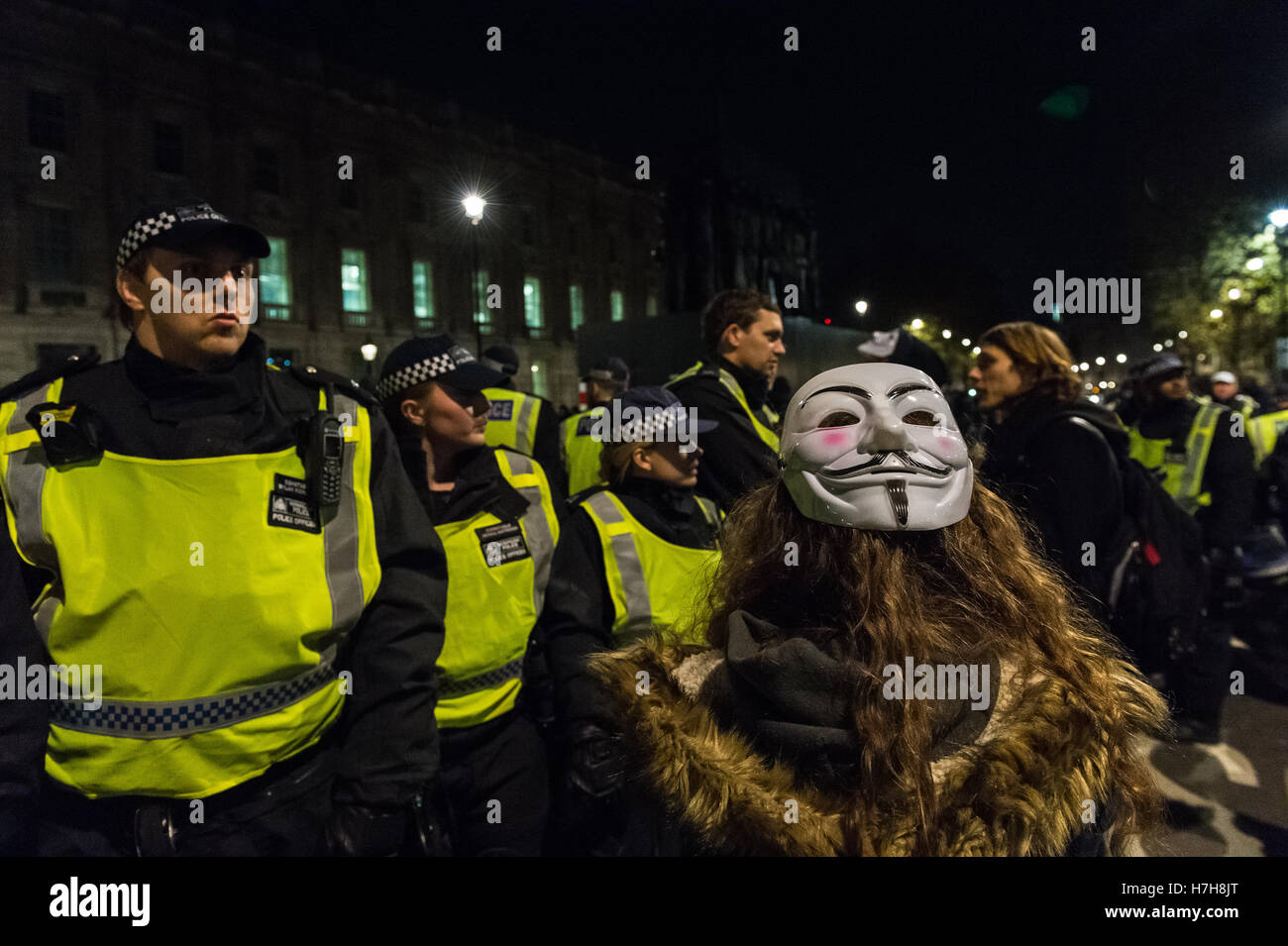 Londres, Royaume-Uni. 5e novembre 2016. Des milliers de manifestants se rassemblent dans le centre de Londres pour prendre part à l''Million annuel Mars Masque", organisé depuis 2011 par le collectif britannique anonyme. L'événement est une partie d'une anti-establishment et anti-capitaliste protester contre des problèmes tels que l'austérité, la violation des droits de l'homme, la surveillance, la politique et l'économie. Le masque de Guy Fawkes, souvent portées par les militants, est reconnue mondialement comme un symbole de l'Anonyme le mouvement. Wiktor Szymanowicz/Alamy Live News Banque D'Images