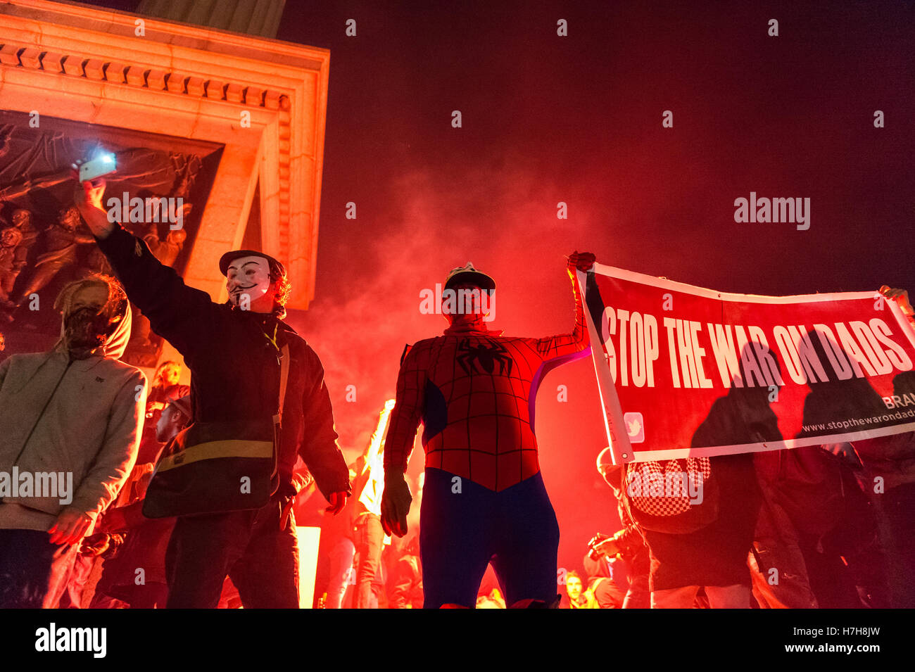 Londres, Royaume-Uni. 5e novembre 2016. Des milliers de manifestants se rassemblent dans le centre de Londres pour prendre part à l''Million annuel Mars Masque", organisé depuis 2011 par le collectif britannique anonyme. L'événement est une partie d'une anti-establishment et anti-capitaliste protester contre des problèmes tels que l'austérité, la violation des droits de l'homme, la surveillance, la politique et l'économie. Le masque de Guy Fawkes, souvent portées par les militants, est reconnue mondialement comme un symbole de l'Anonyme le mouvement. Wiktor Szymanowicz/Alamy Live News Banque D'Images