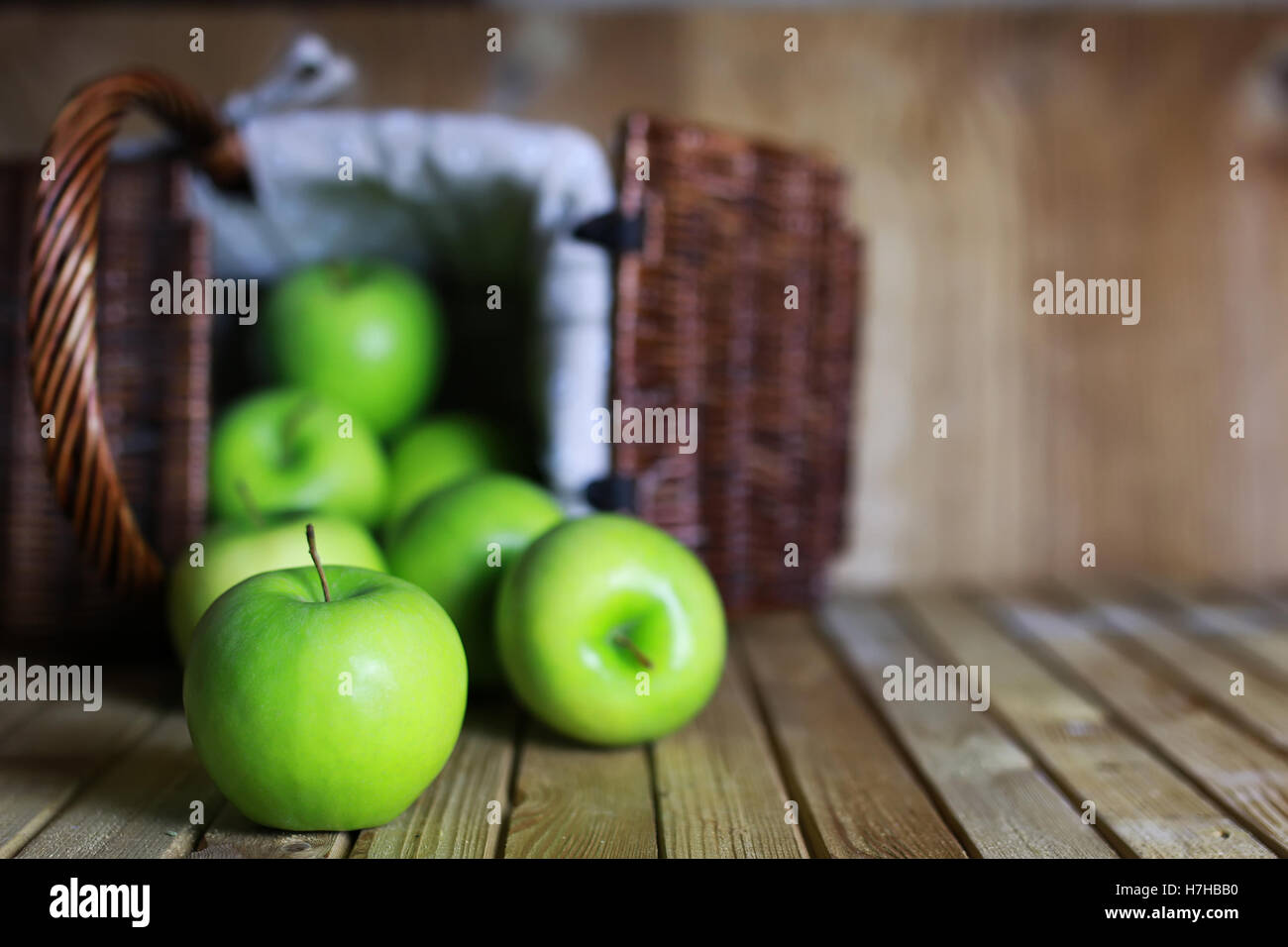 Dans un panier de pommes vertes Banque D'Images