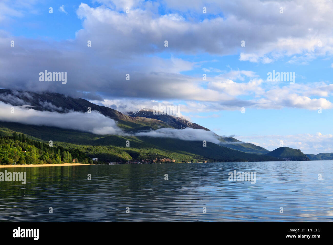 Journée ensoleillée au magnifique lac d'Ohrid Banque D'Images