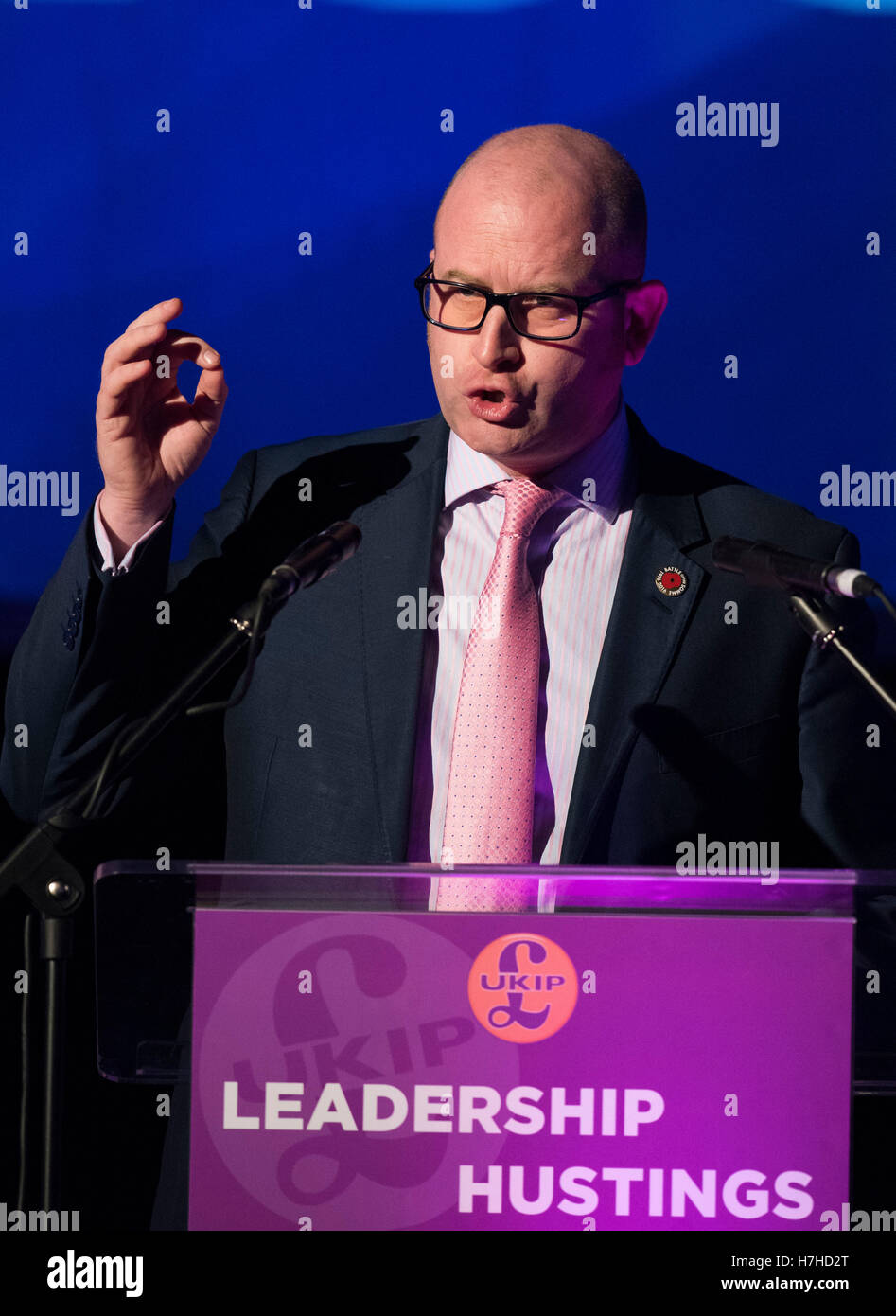 Paul Nuttall parle lors d'une parti de l'indépendance du Royaume-Uni (UKIP) tribune débat au néon dans Newport, Pays de Galles, Royaume-Uni. Banque D'Images