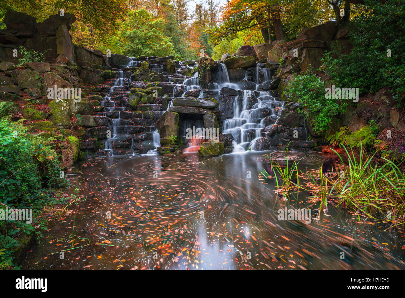 Une cascade à Virginia Water à l'automne couleurs, Surrey, UK - l'effet de vitesse d'obturation lente Banque D'Images
