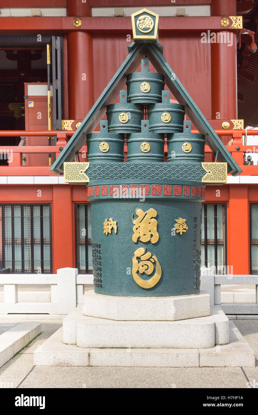 Puits et seaux à Senso-ji Temple Bouddhiste. Banque D'Images