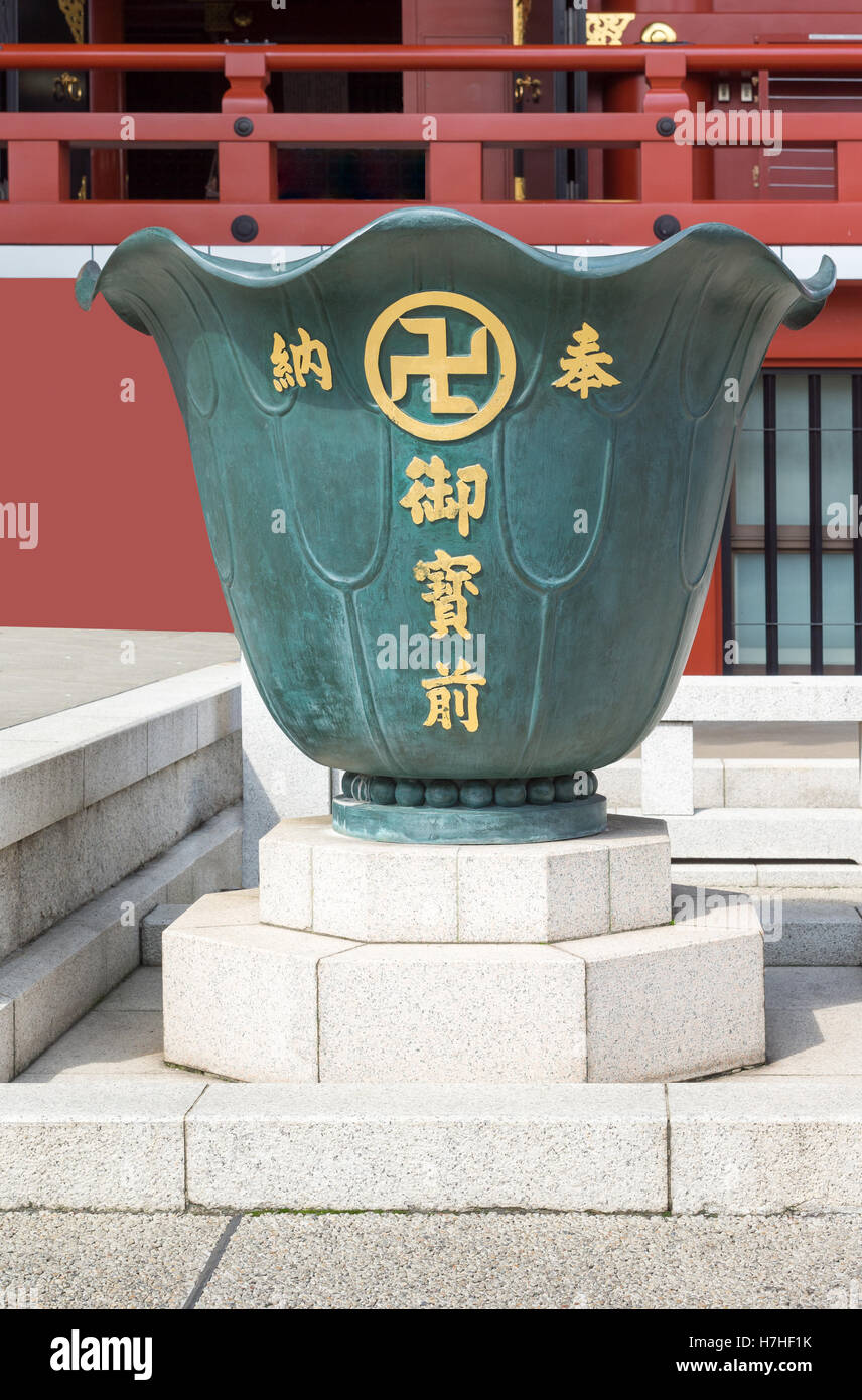 Vase géant avec croix gammée au Temple Bouddhiste Senso-ji. Banque D'Images