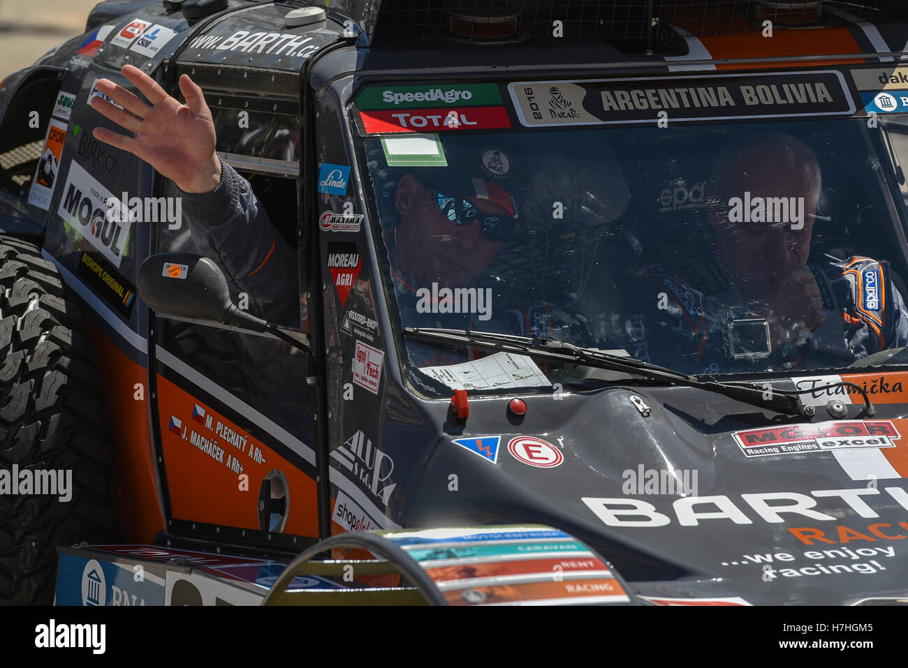 Optimus pilote Nissan Josef Machacek et Martin Plechaty au début du Rallye Dakar 2016 à Buenos Aires, Argentine. Banque D'Images
