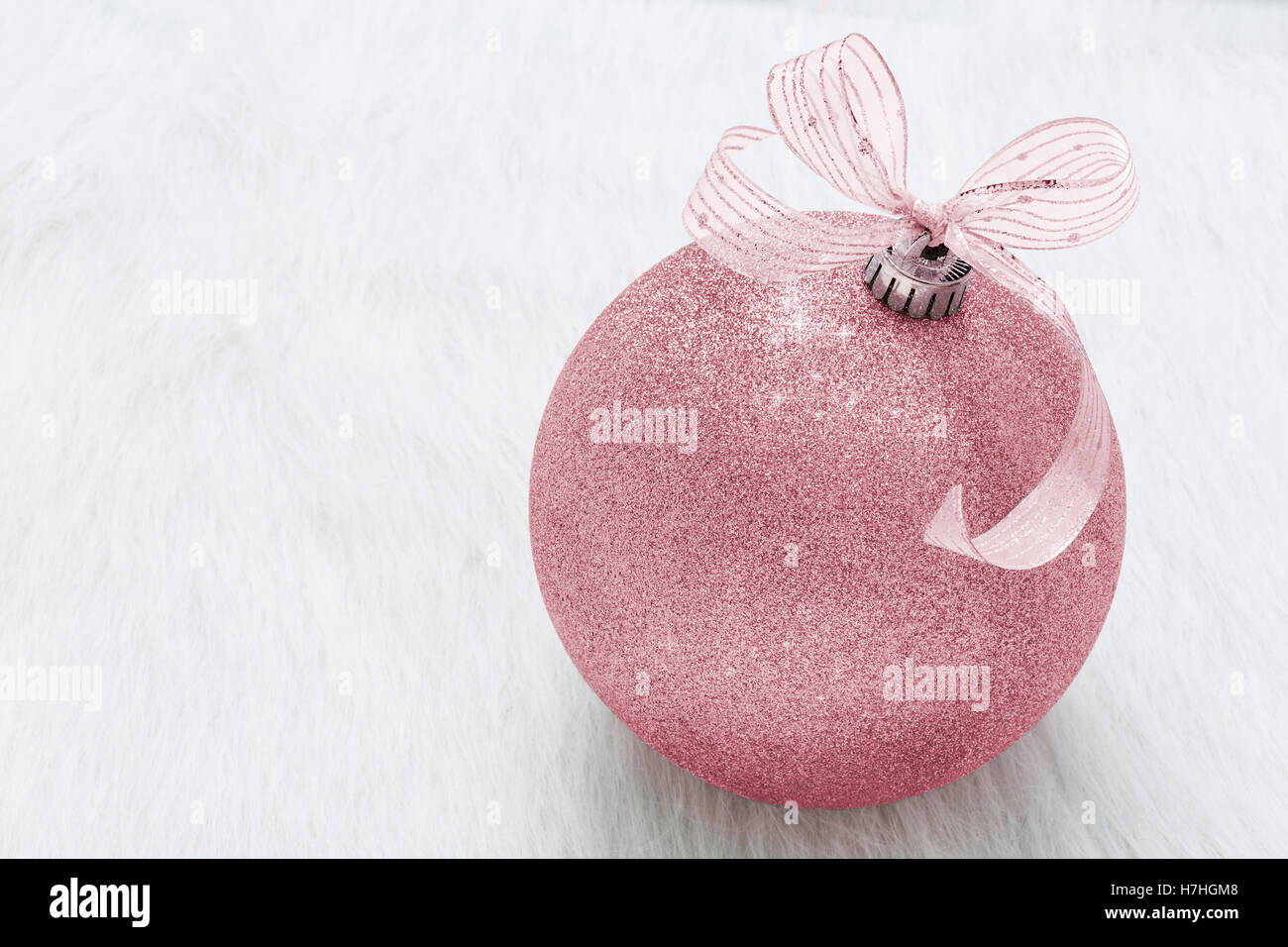 Une belle, fantaisie, parfaite, pure, brillante, rose ornement de Noël sur fond blanc horizontal Banque D'Images