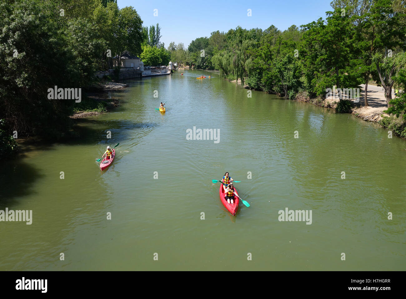 Les kayakistes sur la rivière Tajo dans le jardin de l'hôtel Aranjuez Espagne Banque D'Images
