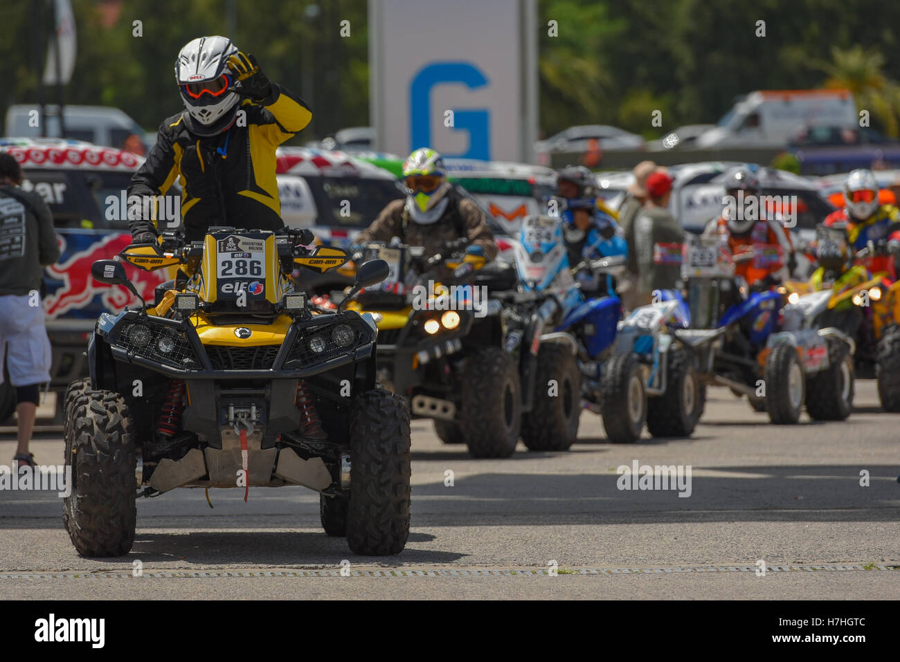 Rider Can-Am Enrique Alonso (Pérou) au cours de la début symbolique du Rallye Dakar 2016 à Buenos Aires, Argentine. Banque D'Images