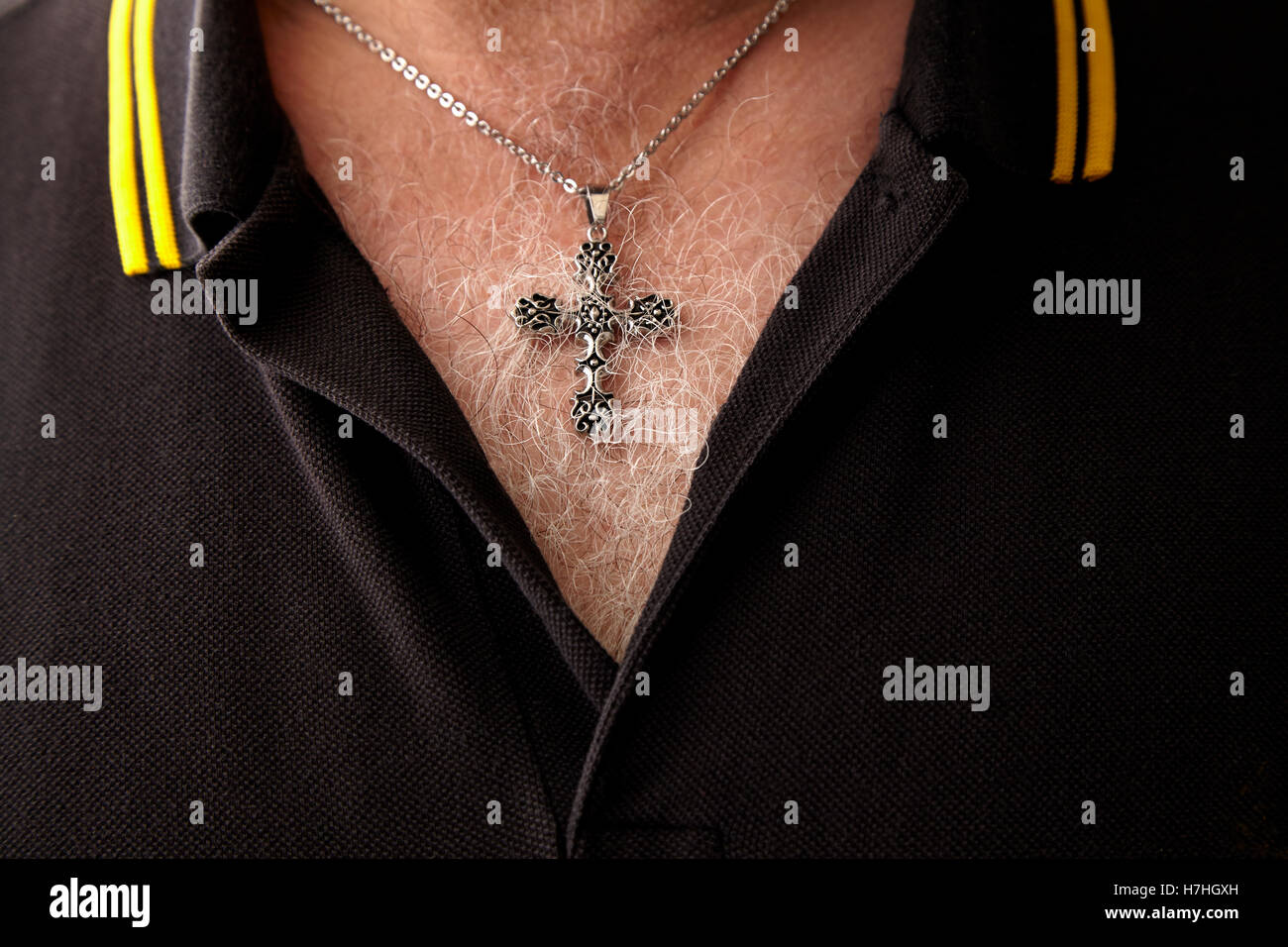 Homme avec col chemise ouvert et collier avec croix Banque D'Images