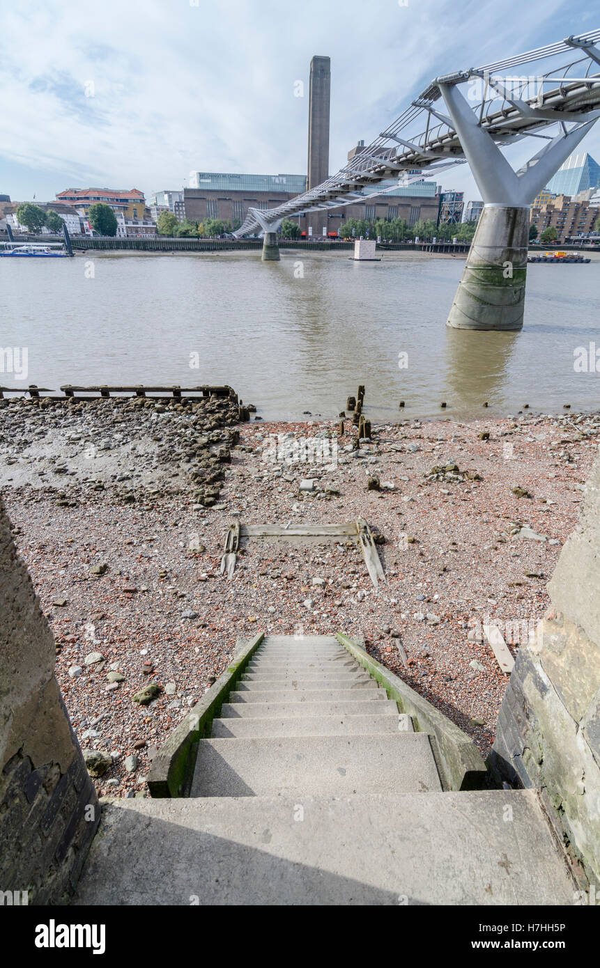 Rive nord de la Tamise à marée basse sous le pont du millénaire Banque D'Images