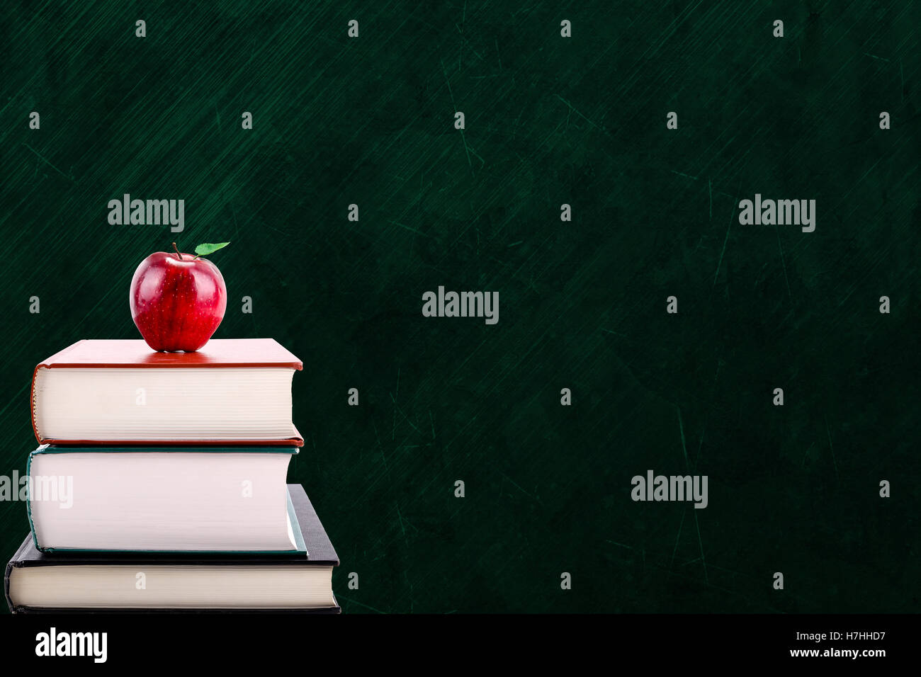 Concept de l'éducation avec apple sur pile de livres. Isolé sur fond tableau avec copie espace. Banque D'Images