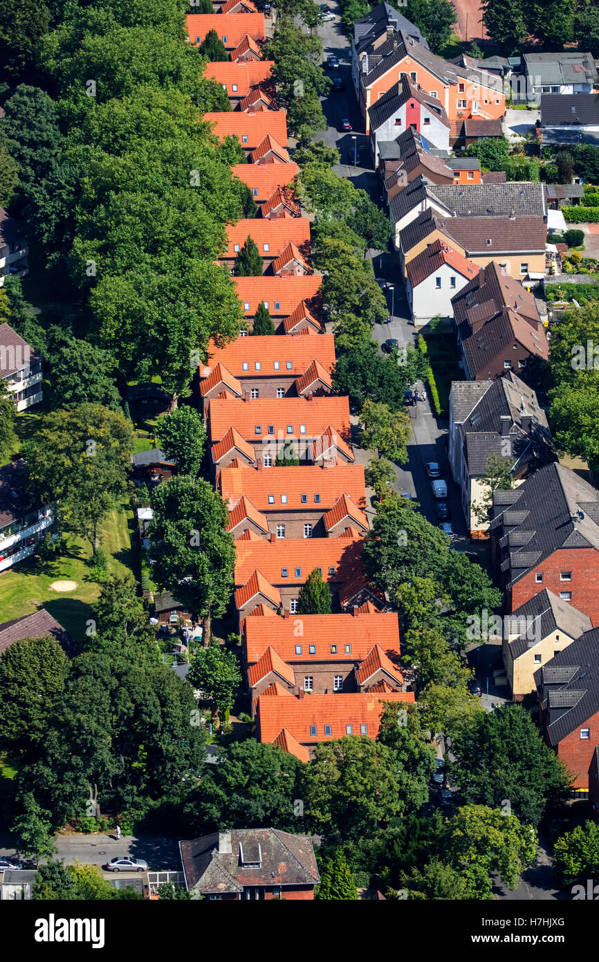 Vue aérienne de la mine, maisons à ancien collery Hugo, bâtiments en briques pour les mineurs, rangée de maisons, toits de tuiles rouges, Gelsenkirchen Banque D'Images