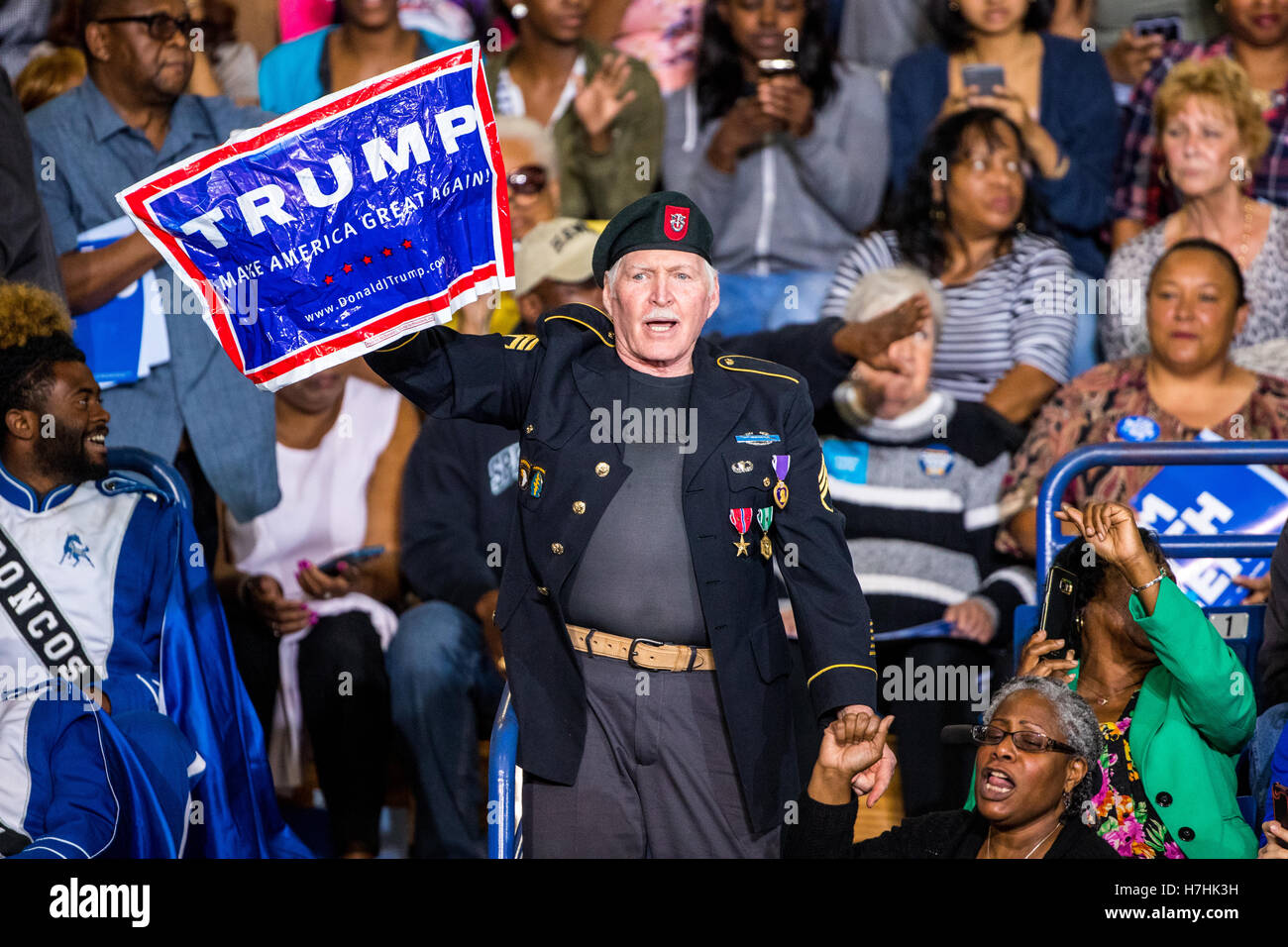 Un défenseur Donald Trump interrompt le président Barack Obama lors d'un rassemblement pour Clinton. Le président Barack Obama fait campagne pour Hillary Clinton à Felton J. Capel Arena à Fayetteville State Univ à Fayetteville, NC Banque D'Images