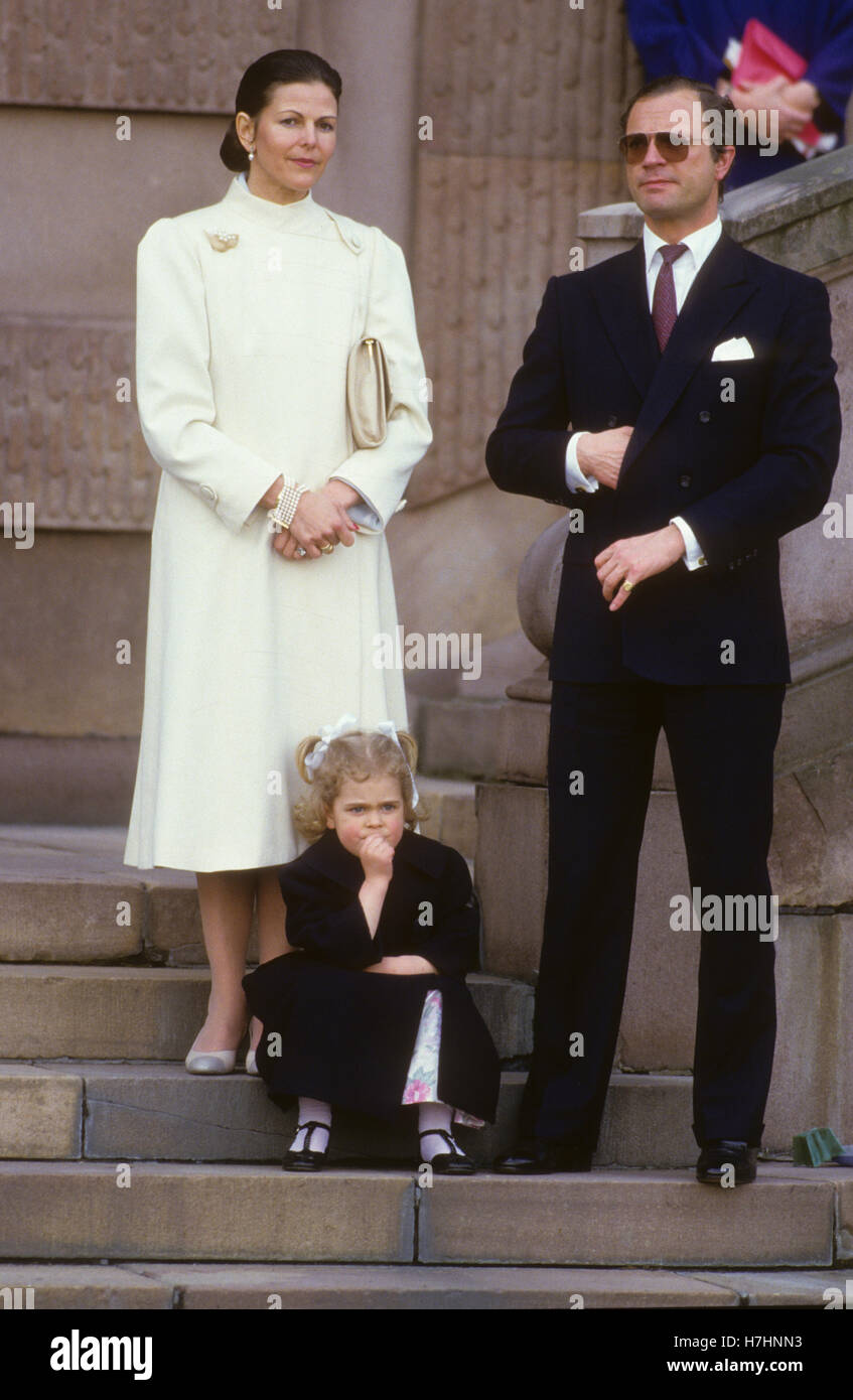 La Princesse Madeleine est assise dans un escalier en face du couple royal et s'ennuyer 1986 Banque D'Images