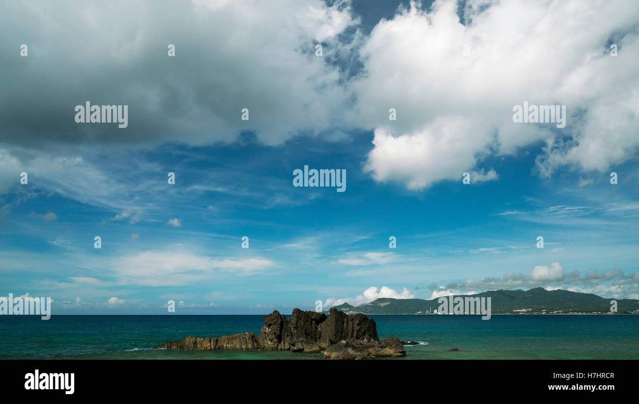 Paysage de mer bleue et belle ciel nuageux Banque D'Images