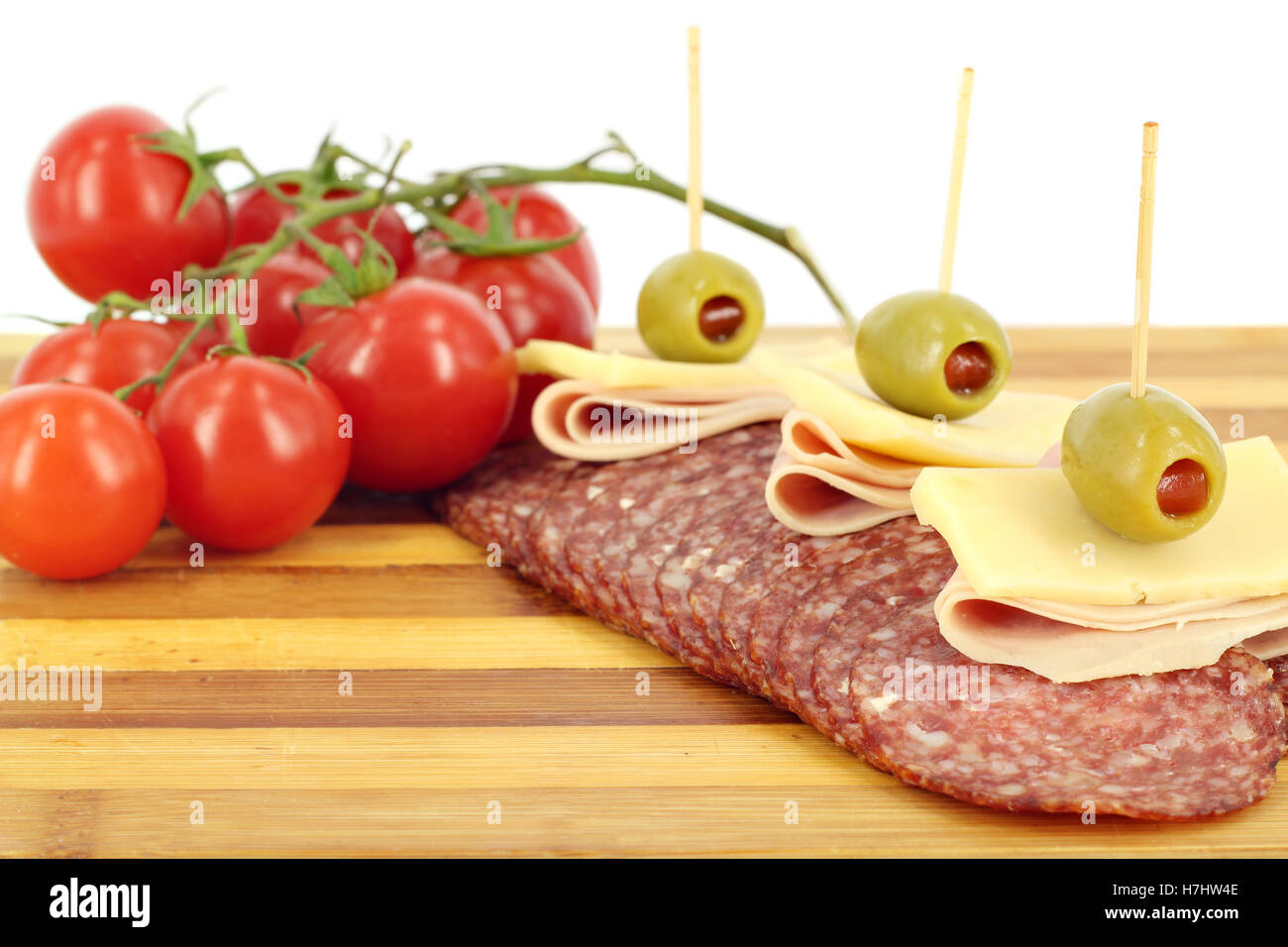 Fromage salami olives et tomates Banque D'Images