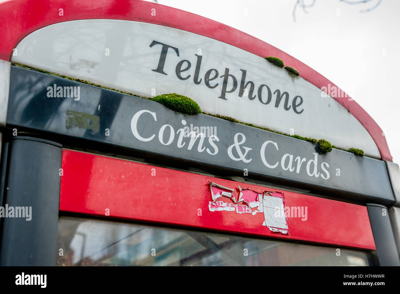 BT payphone avec un avis pour sa dépose, Greystones, Sheffield Banque D'Images