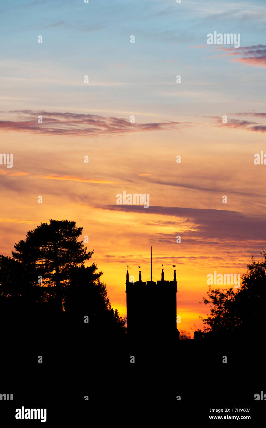 Tour de l'église St Laurence's au coucher du soleil en automne. Combe, Oxfordshire, Angleterre. Silhouette Banque D'Images