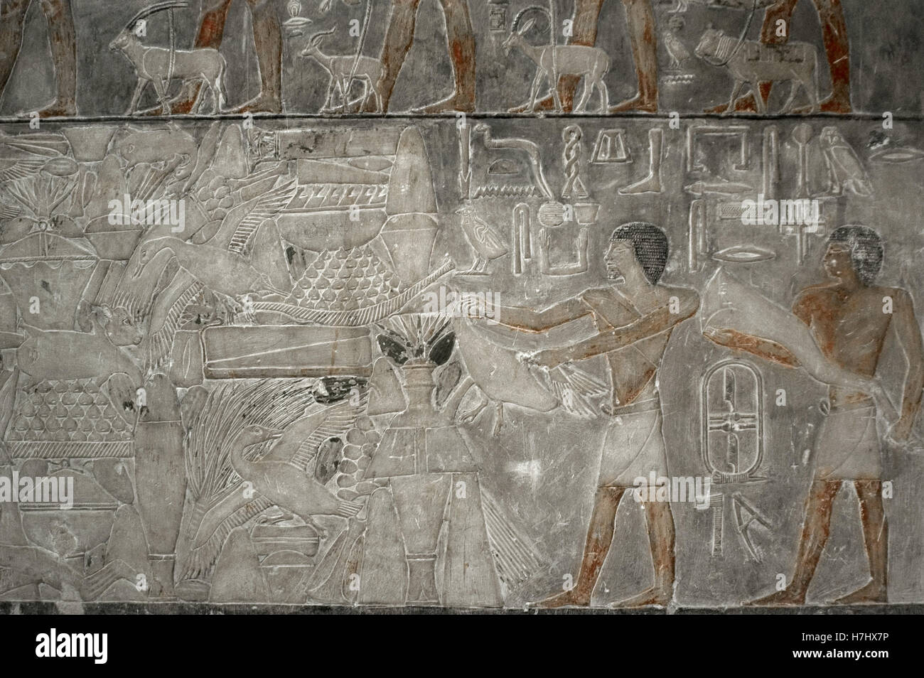L'Égypte. Saqqara. Mastaba de Ptahhotep et Akhethotep. 5ème dynastie. Vieux Royaume. Vizirs égyptiens. Père et fils. Polychromie relief représentant des esclaves portant des offrandes à l'offre le tableau. Banque D'Images