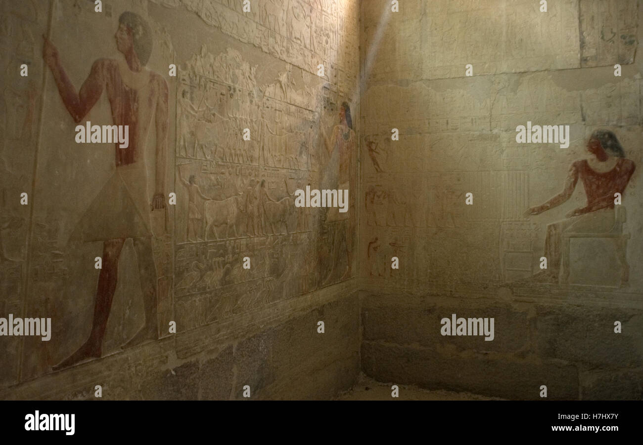 L'Égypte. Mastaba de Ptahhotep et Akhethotep. 5ème dynastie. Vieux Royaume. Vizirs égyptiens. Père et fils. Relief représentant le défunt Ptahhotep assis devant une table et offrant debout avec un sceptre. Banque D'Images
