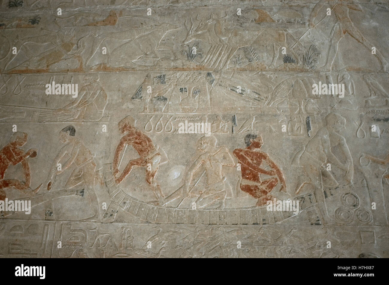 L'Égypte. Saqqara. Mastaba de Ptahhotep et Akhethotep. 5ème dynastie. Vieux Royaume. Vizirs égyptiens. Père et fils. Polychromie relief représentant la construction d'un bateau. Banque D'Images