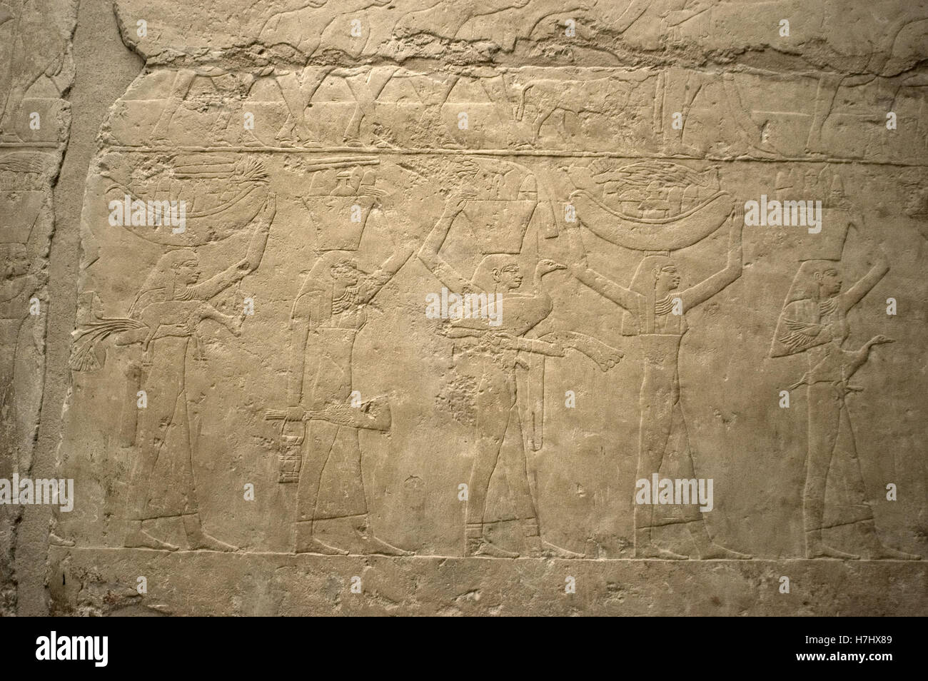 L'Égypte. Saqqara. Mastaba de Ptahhotep et Akhethotep. 5ème dynastie. Vieux Royaume. Vizirs égyptiens. Père et fils. Polychromie relief représentant des femmes portant des offrandes. Banque D'Images