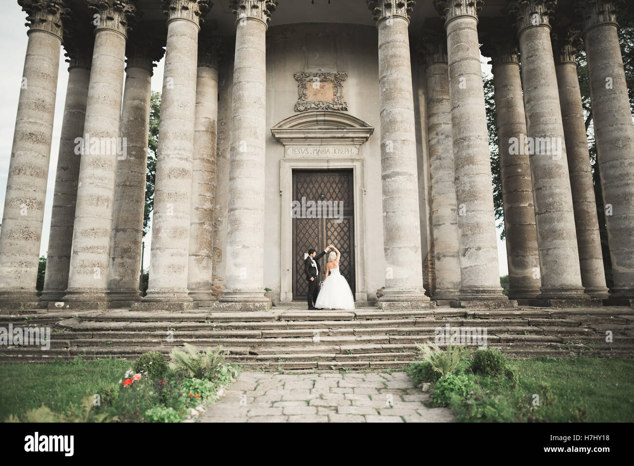 Happy wedding couple accolades et embrassades sur fond de vieux château Banque D'Images