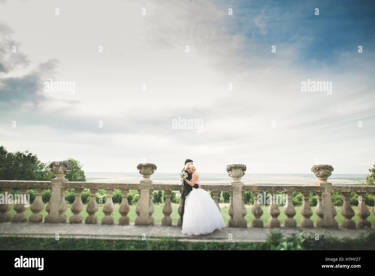 Beau mariage romantique couple de jeunes mariés hugging près de Vieux château Banque D'Images