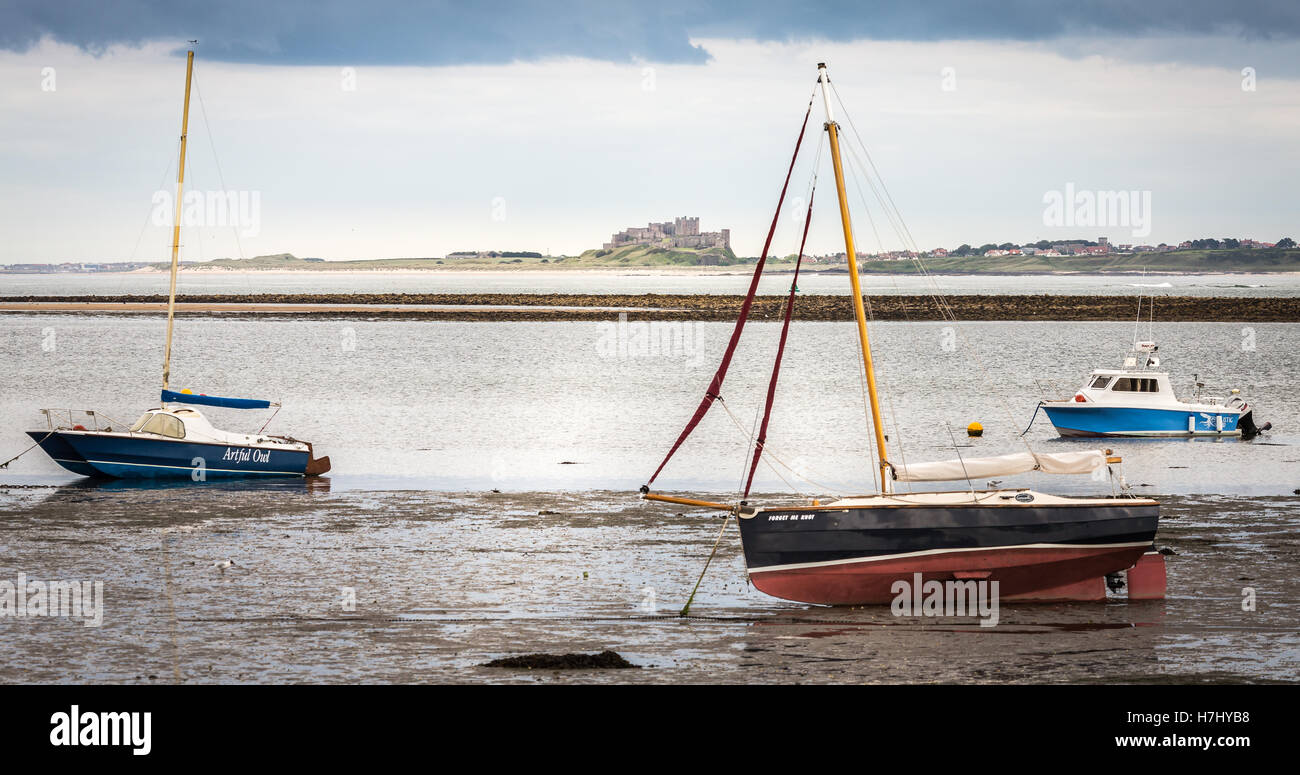 Château de Bamburgh avec voile en premier plan vu de l'île de Lindisfarne, Northumberland, England, UK, FR, DE L'Europe. Banque D'Images