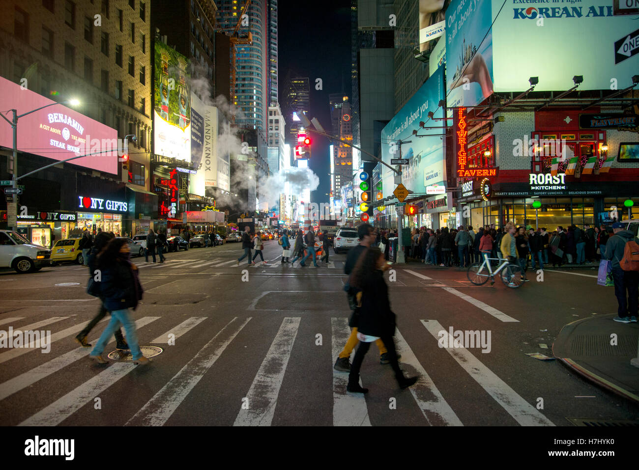 Nuit à Times Square, New York City, 7e Ave traverser à pied Banque D'Images