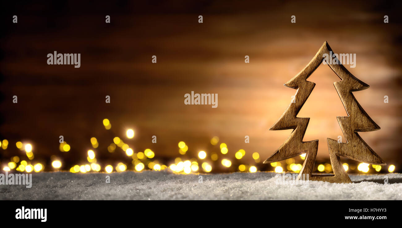 Arrangement de Noël confortable avec de beaux objets en bois sur la neige dans la chaude lumière des bougies d'une lanterne, nice studio discret sho Banque D'Images