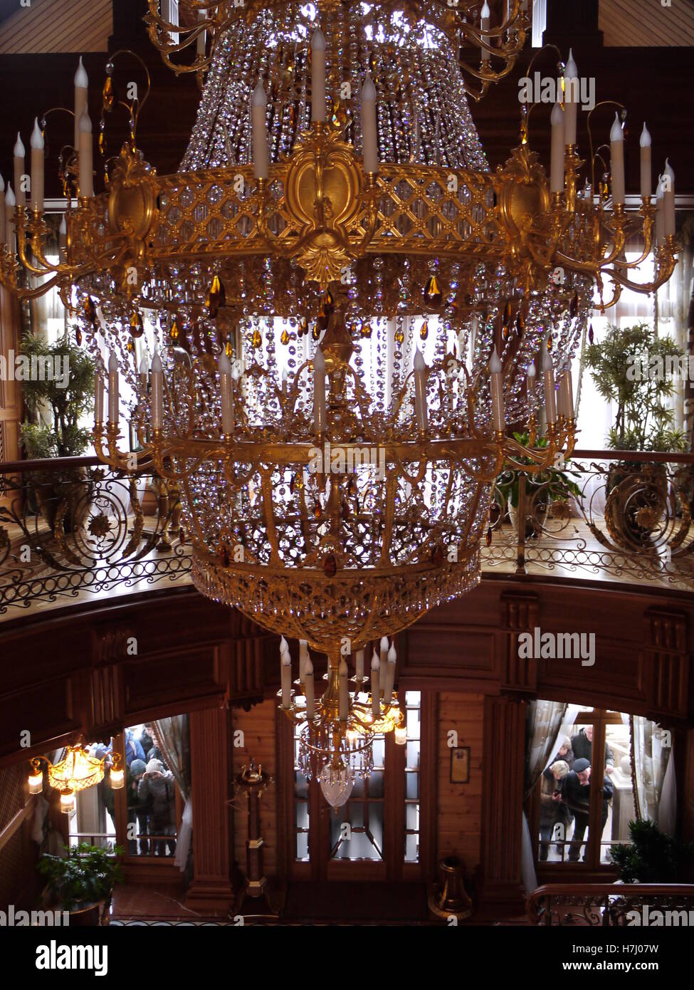 Entrée principale et d'un lustre à la chambre de l'ancien président ukrainien Viktor Ianoukovitch, près de Kiev, maintenant Musée de la corruption Banque D'Images