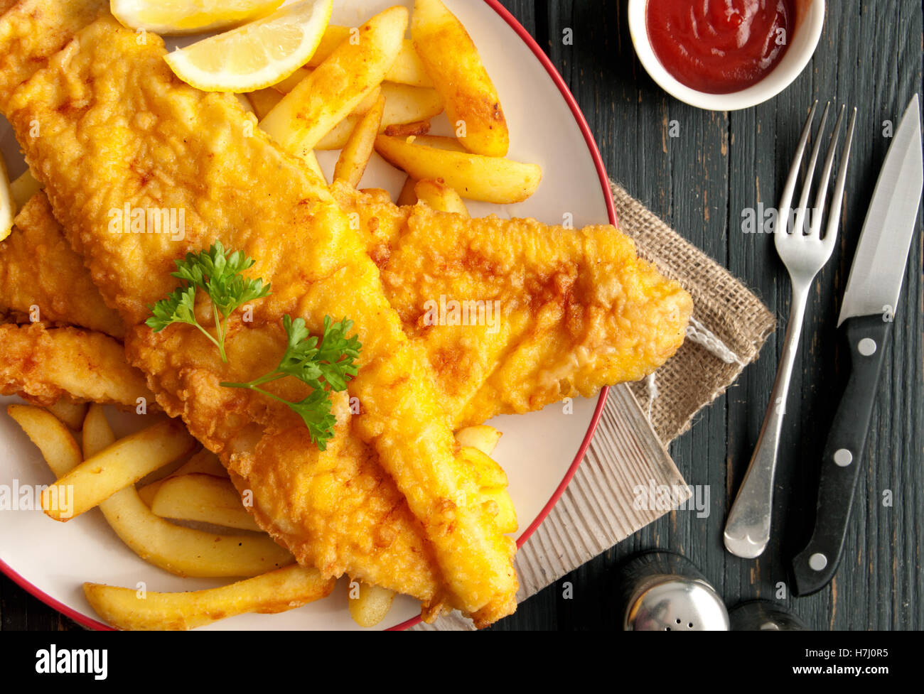 Close up of battered poisson sur une assiette avec des frites Banque D'Images
