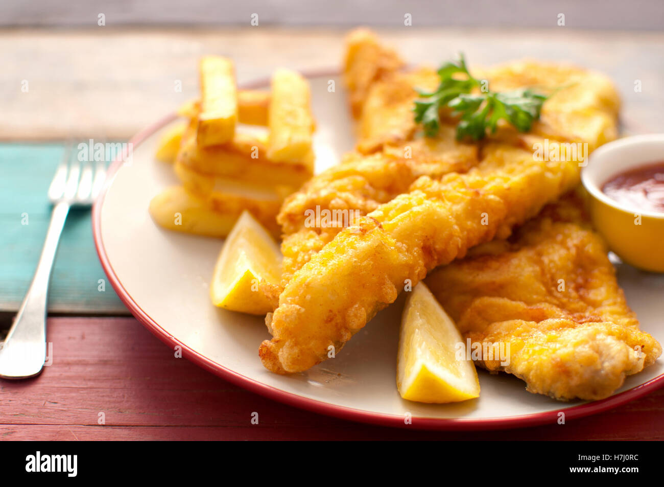 Poisson battues frits sur une assiette avec des frites close up Banque D'Images