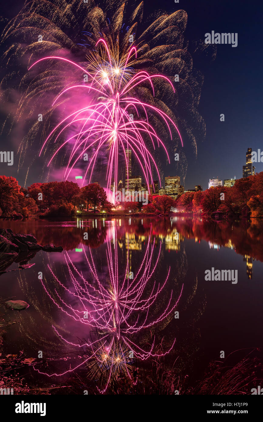 Central Park d'Artifice célébrant le Marathon reflétant sur le lac. Manhattan, New York City Banque D'Images