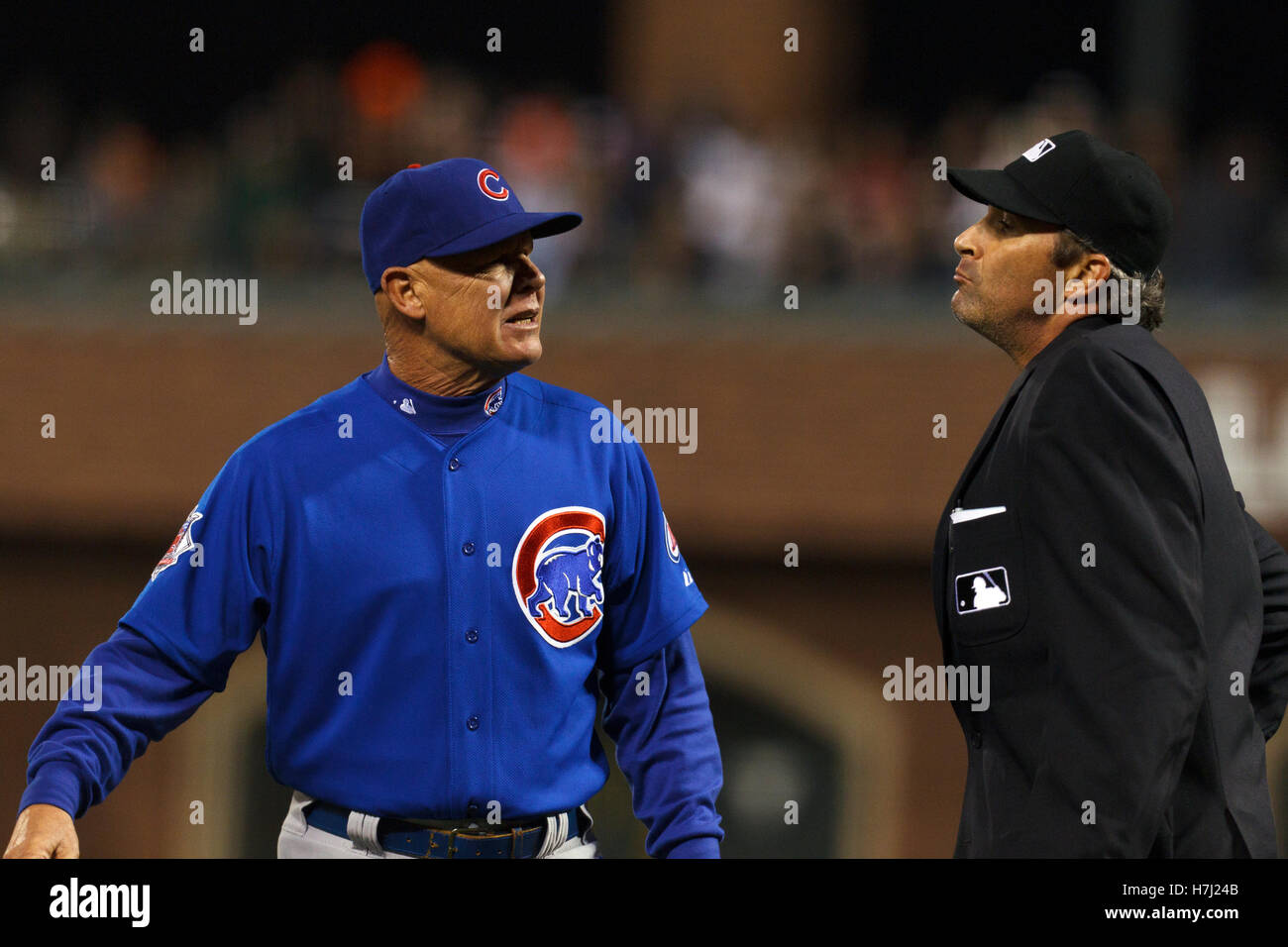 30 août, 2011 ; San Francisco, CA, USA ; Chicago Cubs manager Mike Quade (8), un appel à l'arbitre Paul Nauert (39) lors de la septième manche contre les Giants de San Francisco à AT&T Park. Banque D'Images