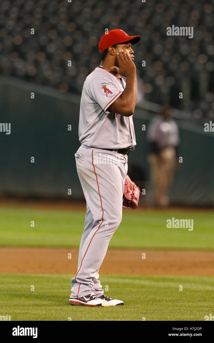 13 septembre, 2011 ; Oakland, CA, USA ; Los Angeles Angels le lanceur partant Jerome Williams (57) réagit après la marche accueil une course contre les Athletics d'Oakland au cours de la troisième manche à O.co Coliseum. Los Angeles Oakland défait 6-3. Banque D'Images
