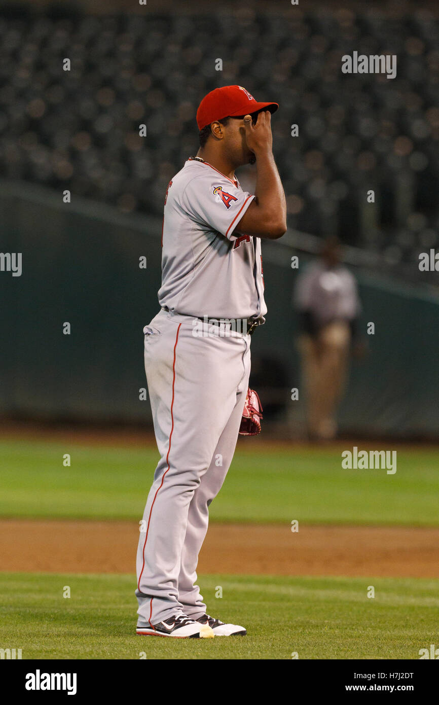 13 septembre, 2011 ; Oakland, CA, USA ; los angeles angels le lanceur partant Jerome Williams (57) réagit après la marche accueil une course contre les athletics d'Oakland au cours de la troisième manche à o.co Coliseum. Banque D'Images