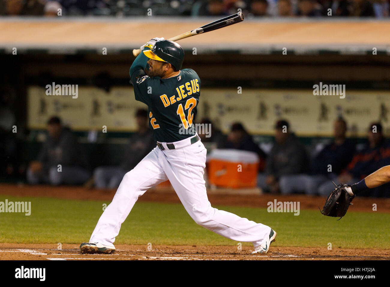 15 septembre, 2011 ; Oakland, CA, USA ; Oakland Athletics droit fielder david dejesus (12) frappe un home run run trois contre les Tigers de Detroit au cours de la première manche à o.co Coliseum. Banque D'Images