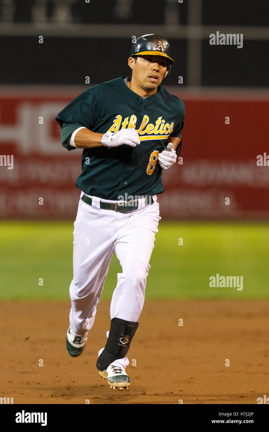 15 septembre 2011 ; Oakland, CALIFORNIE, États-Unis; Kurt Suzuki (8), le receveur d'Oakland Athletics, fait le tour des bases après avoir frappé un circuit de retour contre les Tigers de Detroit lors de la deuxième manche à l'O.co Coliseum. Banque D'Images